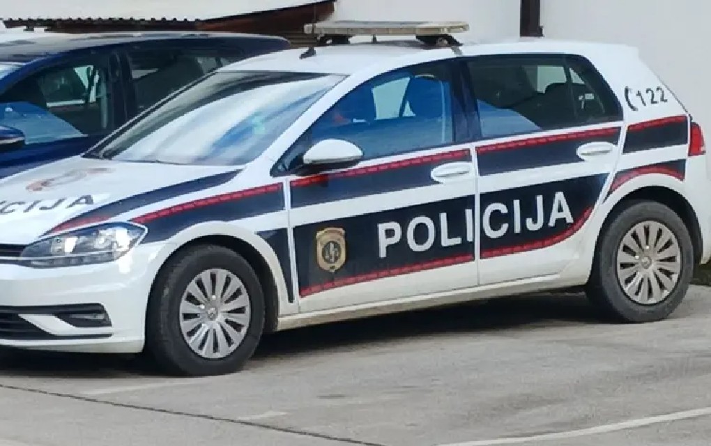 Policajac prodavao službeno oružje
