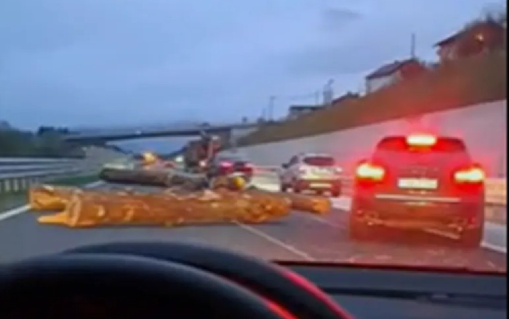 Balvani pali sa kamiona na auto-putu u Sarajevu