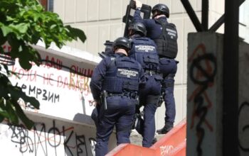 Muškarac se naoružan zabarikadirao u stanu