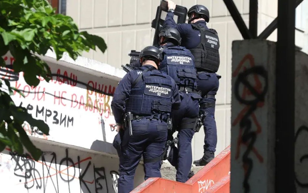 Drama u Beogradu: Muškarac se naoružan zabarikadirao u stanu, prijeti ubistvom