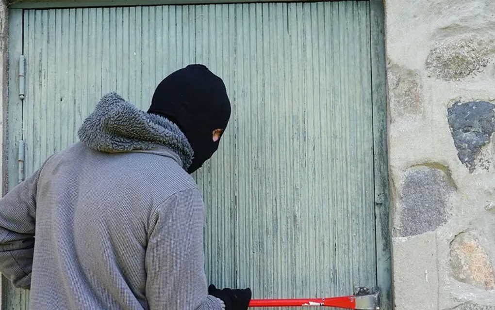 Uhapšen provalnik koji se ”gostio” po tuđim kućama, u jednoj i prespavao