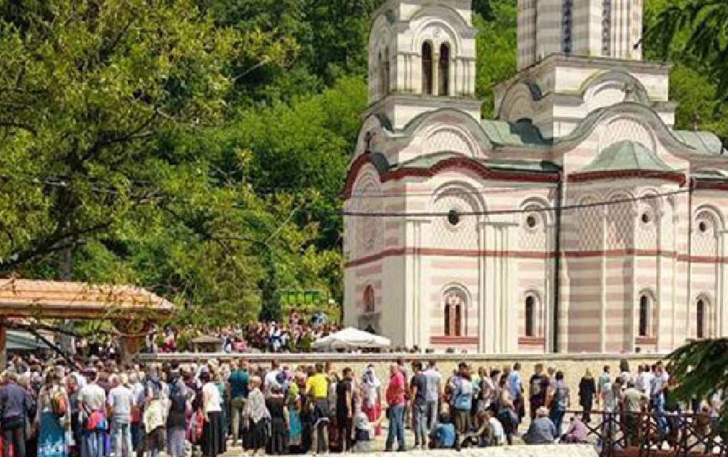 Manastir Tumane: Hiljade vjernika prisustvuje presvlačenju moštiju sveca