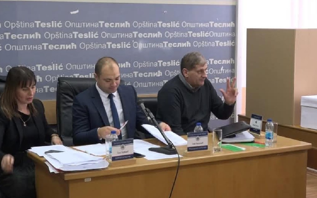 NEZAKONITE ISPLATE „BIJELOG HLJEBA“ JELIĆU I DUBRAVCU, SUD POTVRDIO NELEGALNA IMENOVANJA SDS-ove VEĆINE U TESLIĆU