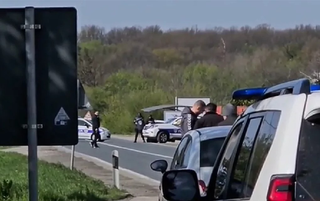 Ovo je muškarac koji nasred puta prijeti da će se ubiti: Drži pištolj, pregovarači oko njega