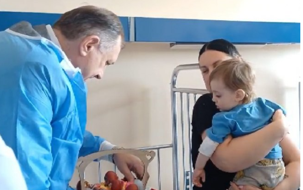 Predsjednik Srpske darivao najmlađe u Klinici za dječije bolesti