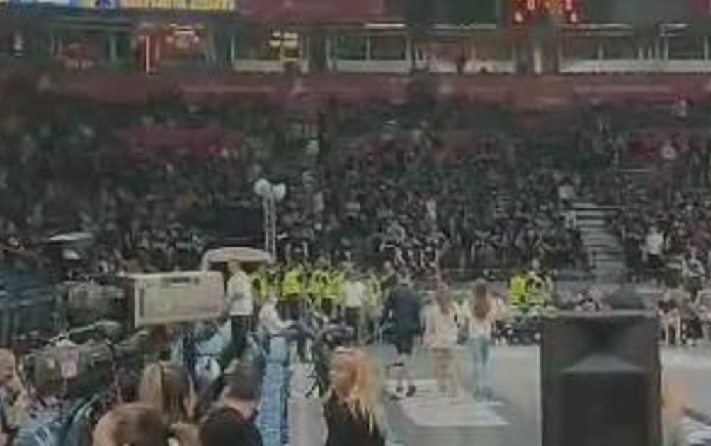 GROBARI SE ZALETELI KA FILIPU PETRUŠEVU! Šokantne scene u Areni: Gestikulacija, pa haos! Pogledajte snimke sa lica mesta