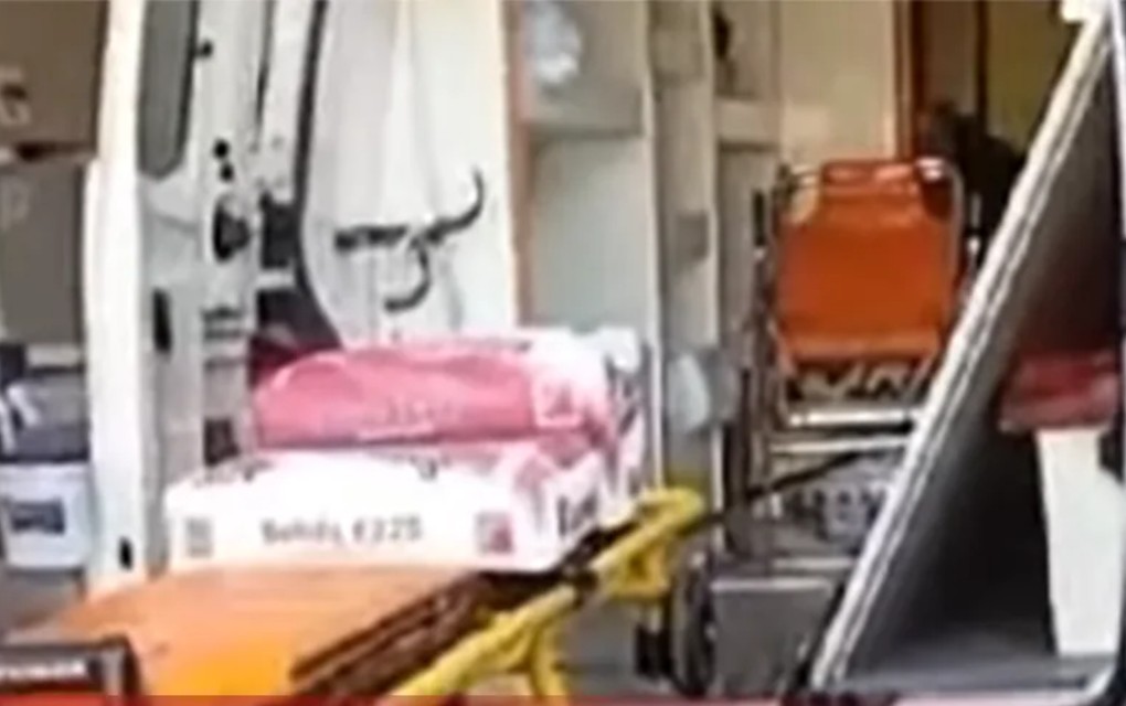 U sanitetskom vozilu prevoze građevinski materijal