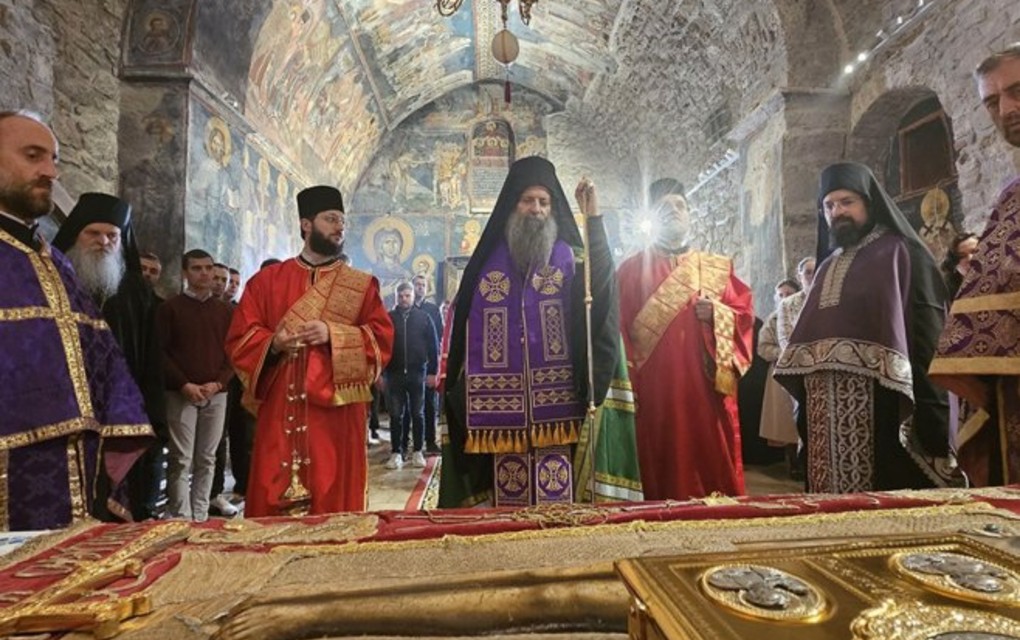 Patrijarh Porfirije u Pećkoj patrijaršiji služio večernje bogosluženje sa iznošenjem plaštanice