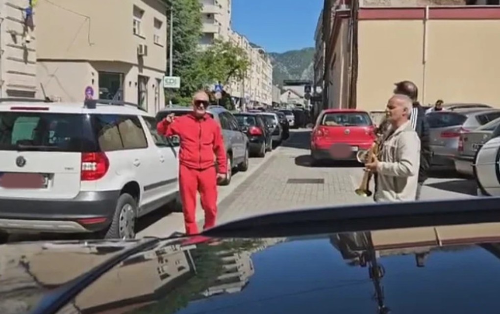 Mostarac razvod proslavio uz trubače ispred suda