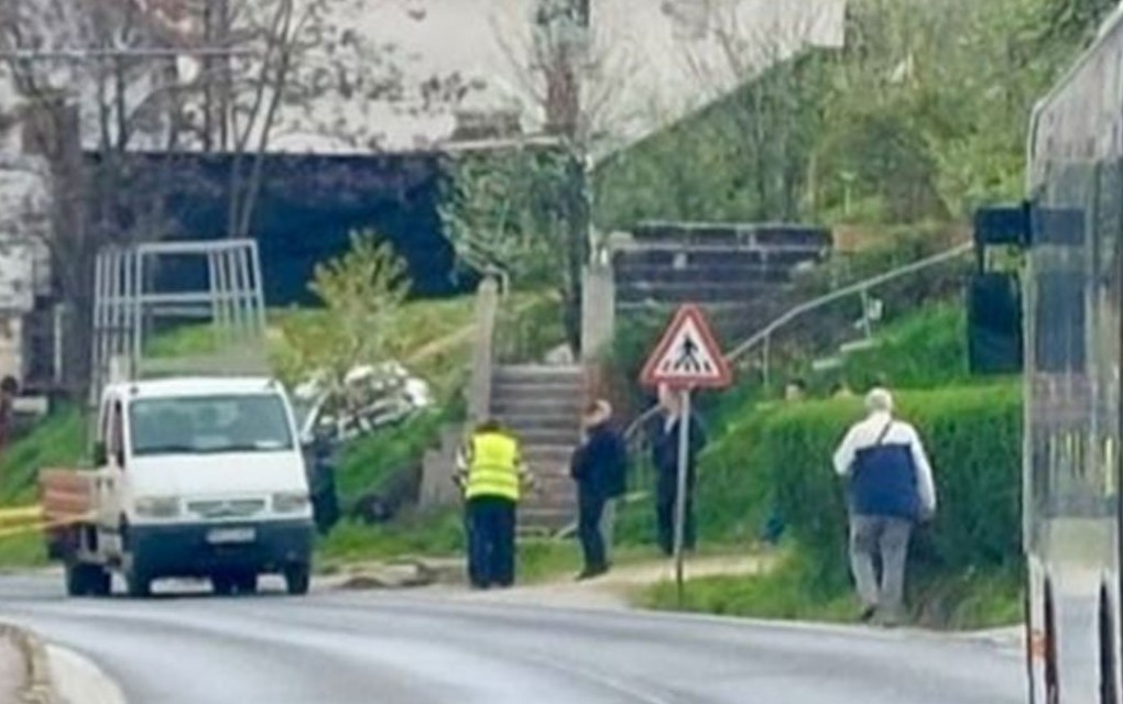 Auto udario u kamion, iz korpe ispala dva radnika