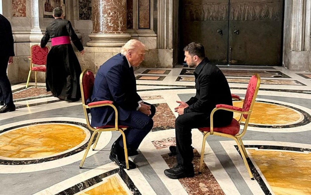 Bazilika Svetog Petra, dvije stolice i kratki razgovor: Objavljene fotografije susreta Trumpa i Zelenskog
