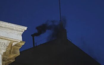 Crni dim iznad Vatikana