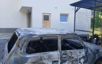 Šumaru ispred kuće zapaljen službeni auto