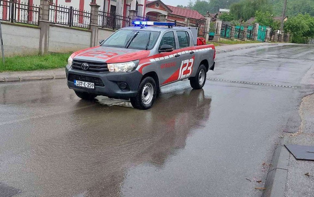Vatrogasci izvlačili vozilo iz potoka u Banjaluci