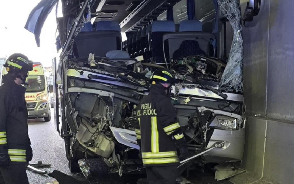 Tragedija u Italiji: Autobus sa djecom se zabio u kamion, sve snimile kamere