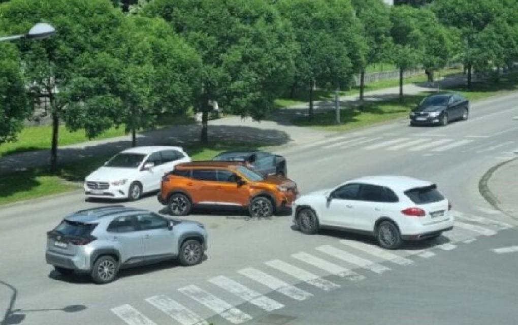 Zbog nesreće usporen saobraćaj: Sudar tri automobila u ovom dijelu Banjaluke