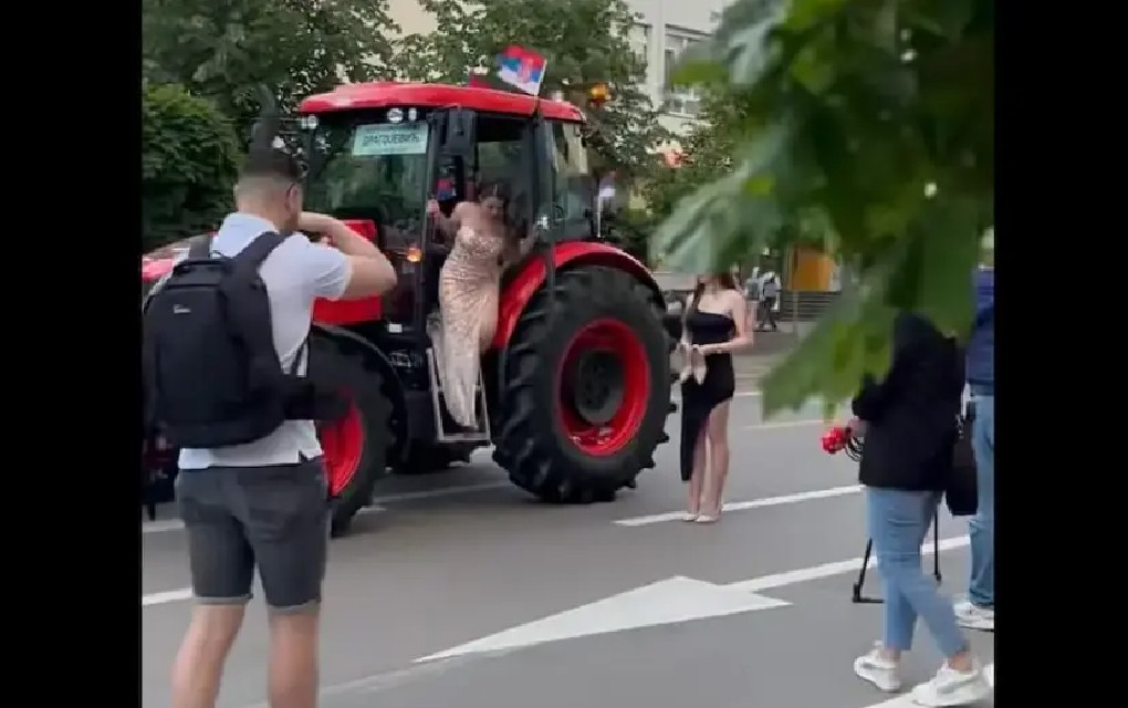 Učenica Medicinske škole stigla na proslavu mature traktorom