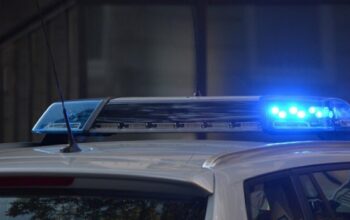 Autombil sletio sa saobraćajnice