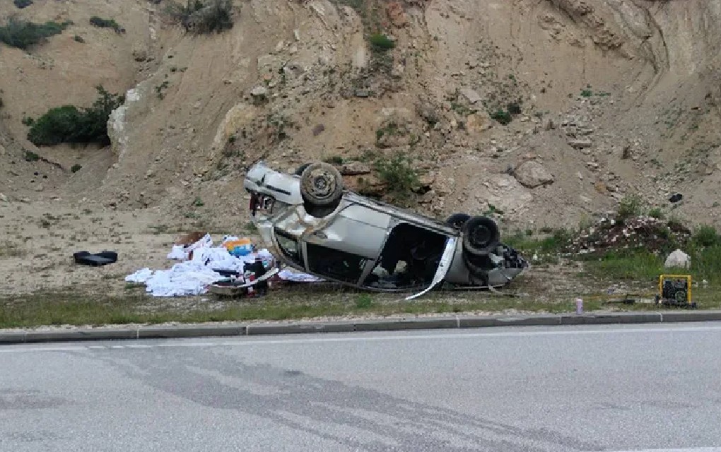 Prevrnuo se automobil: Troje prebačeno na UKC Srpske, intervenisali i vatrogasci