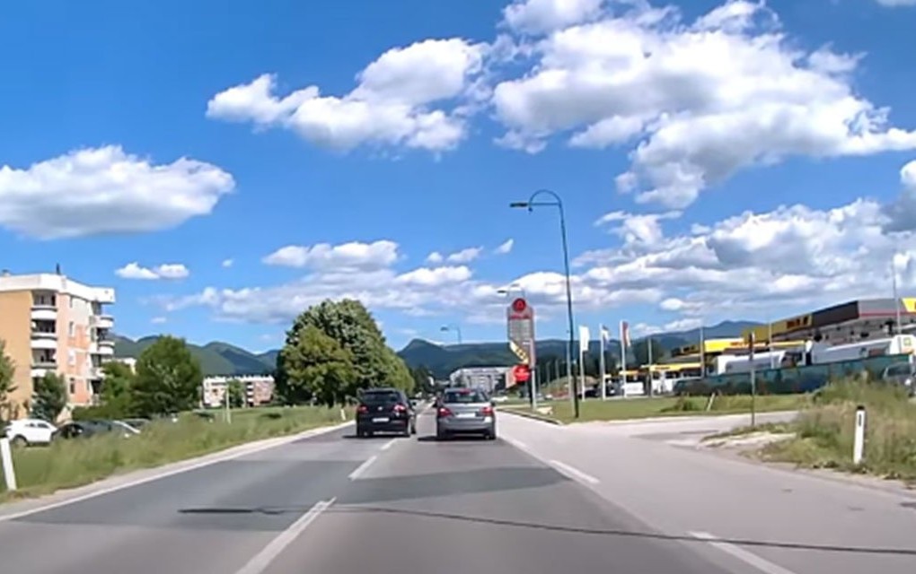 Novi snimak opasne vožnje u BiH: Za dlaku izbjegnut sudar