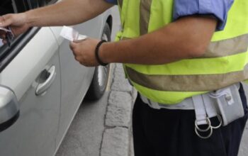 Stavio pare u policijski rokovnik