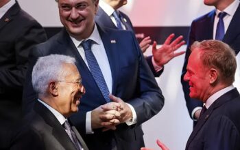 Bačena dimna bomba na premijere Holandije i Poljske