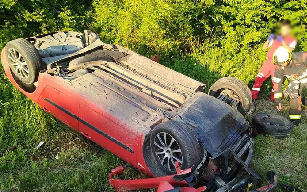 Nezgoda u banjalučkom naselju: Vozilo na krovu, točak otpao