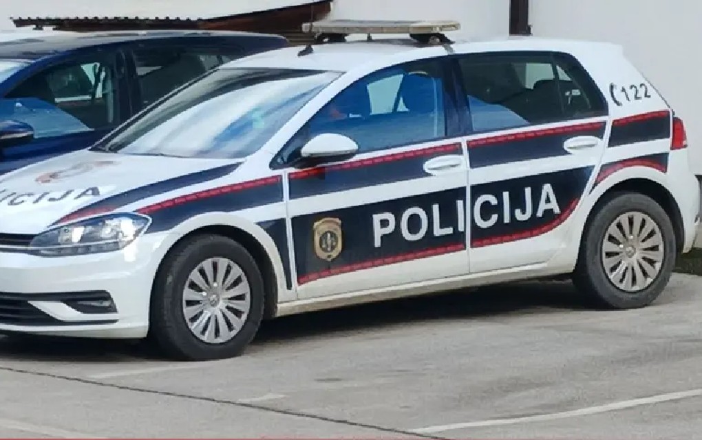 Auto se zakucao u zid, povrijeđeni žena i dijete