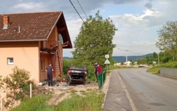 automobil završio na krovu