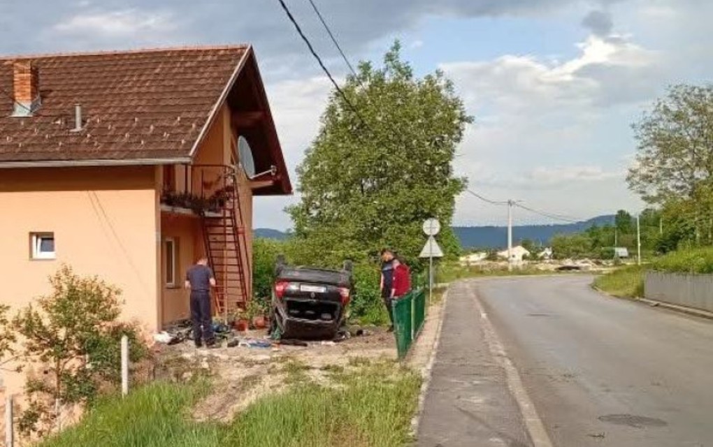 Automobil izletio sa puta i završio na krovu!