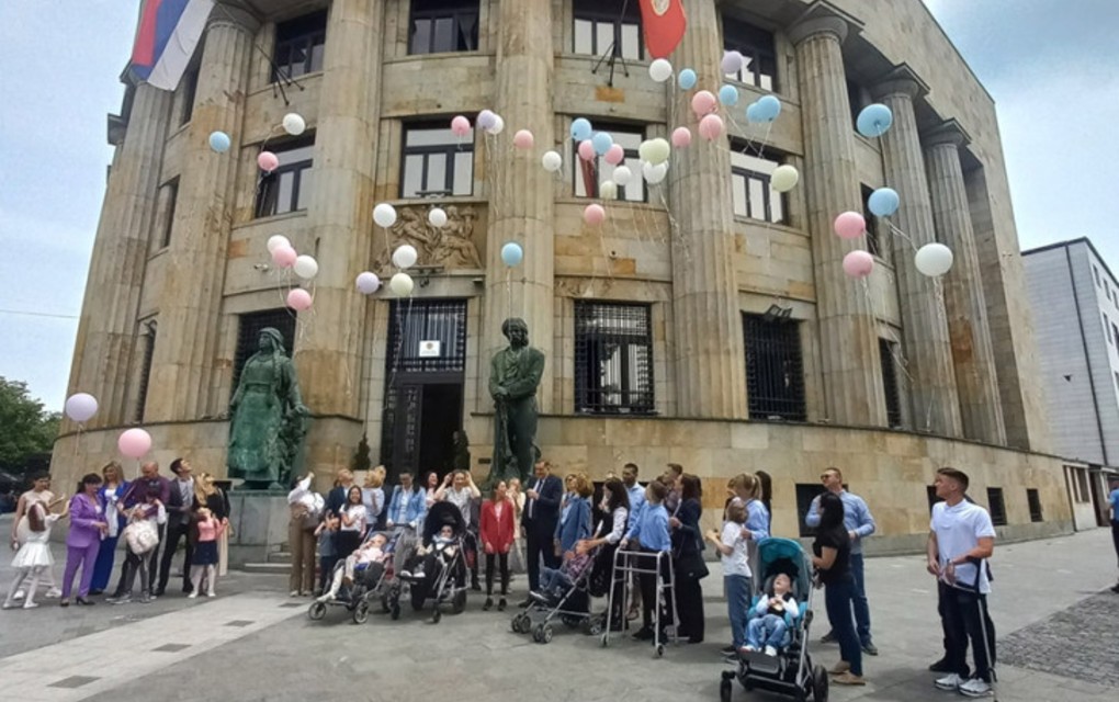 Dodik i mališani pustili balone ispred Palate Republike, a ovo su poželjeli