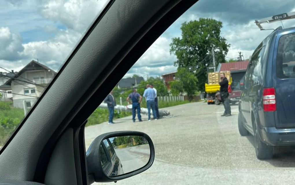 Vozilom oborio elektro stub, dio banjalučkog naselja ostavio bez struje