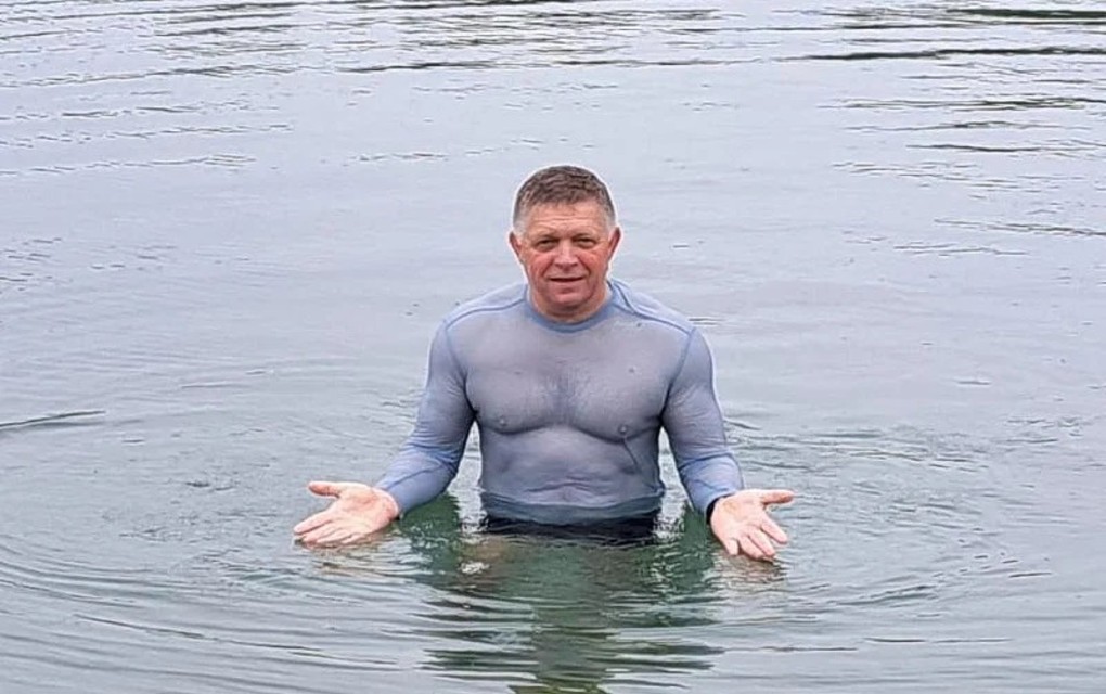 Zbog glasina da je bolestan i da neće ići na paradu u Moskvu, Robert Fico se okupao u Dunavu