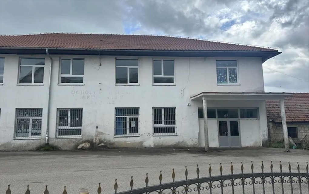 Nastavnik iz Gacka napadnut na času: Roditelj ga uhvatio za vrat i zaprijetio
