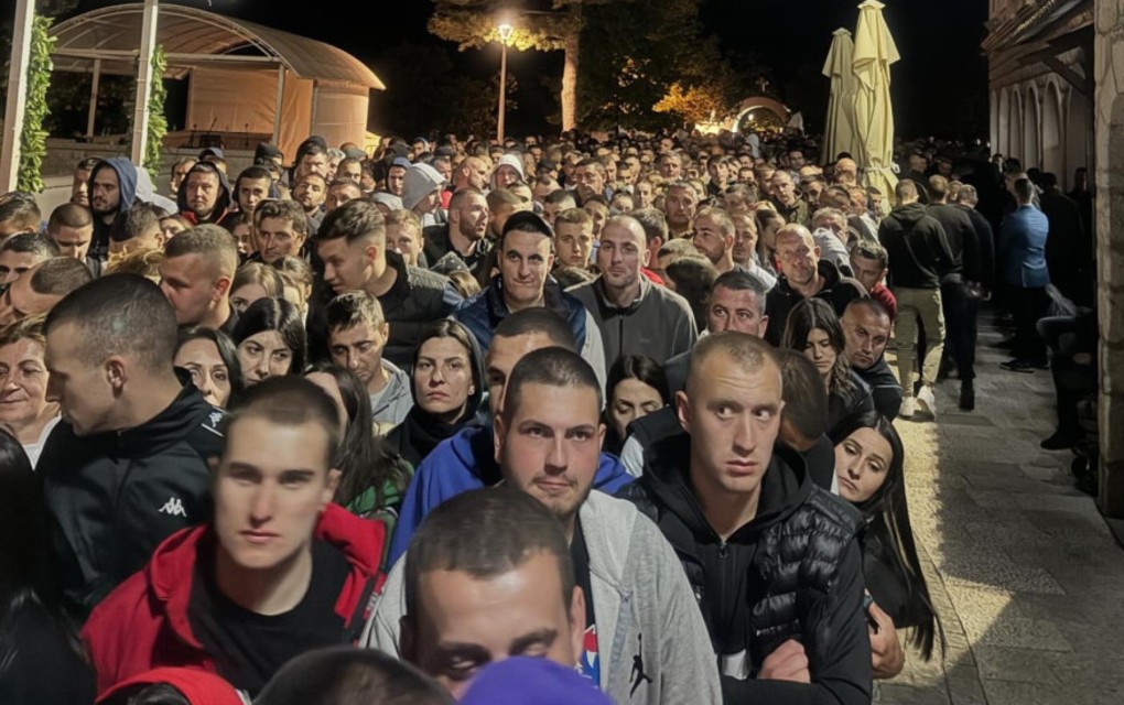 Hiljade vjernika kod manastira Ostrog – Žele da se poklone moštima Svetog Vasilija