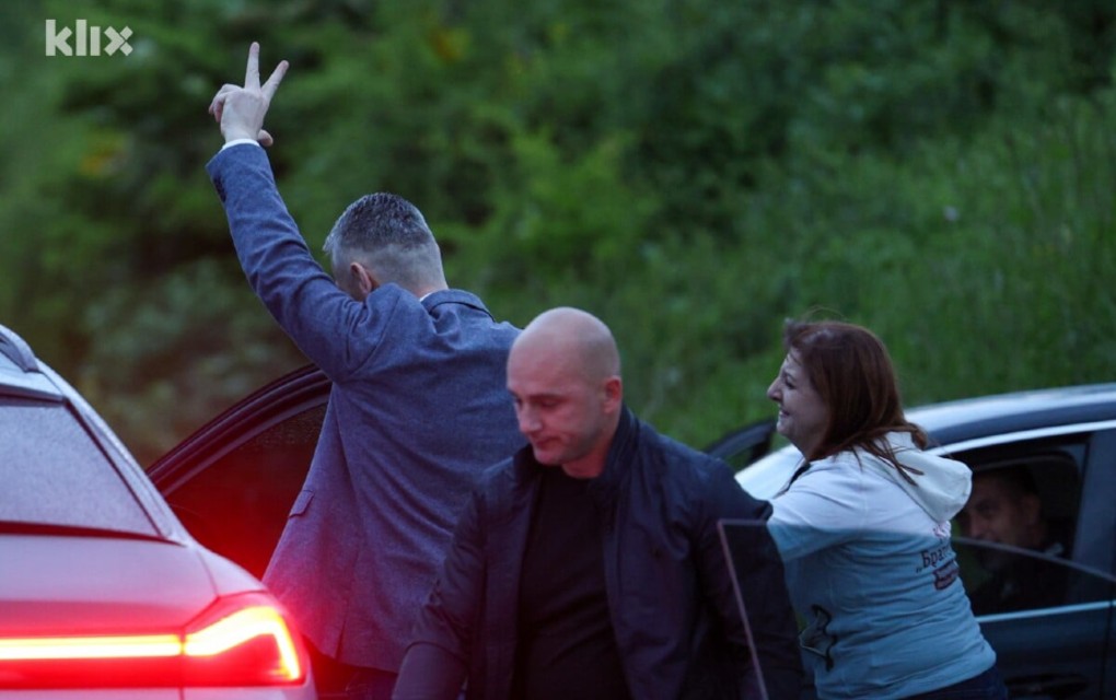 Prve fotografije Nešića nakon puštanja iz Vojkovića: Pokazao tri prsta!