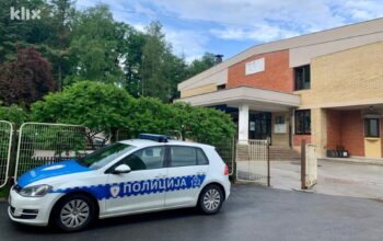 policija pred školom