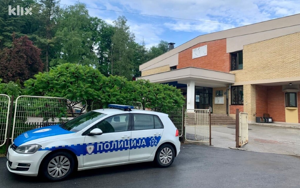 Policajci MUP-a Srpske pred školom: Na tabli napisano „Pobiću čitavu prvu smjenu“