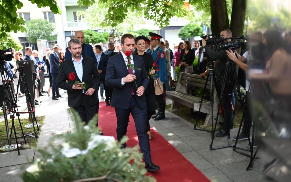 Selak položio cvijeće na spomenik dvanaest beba “Život” u Banjaluci