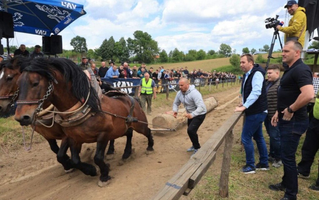 Uvijek sa narodom – podrška tradiciji i običajima na štraparijadi u Kolima