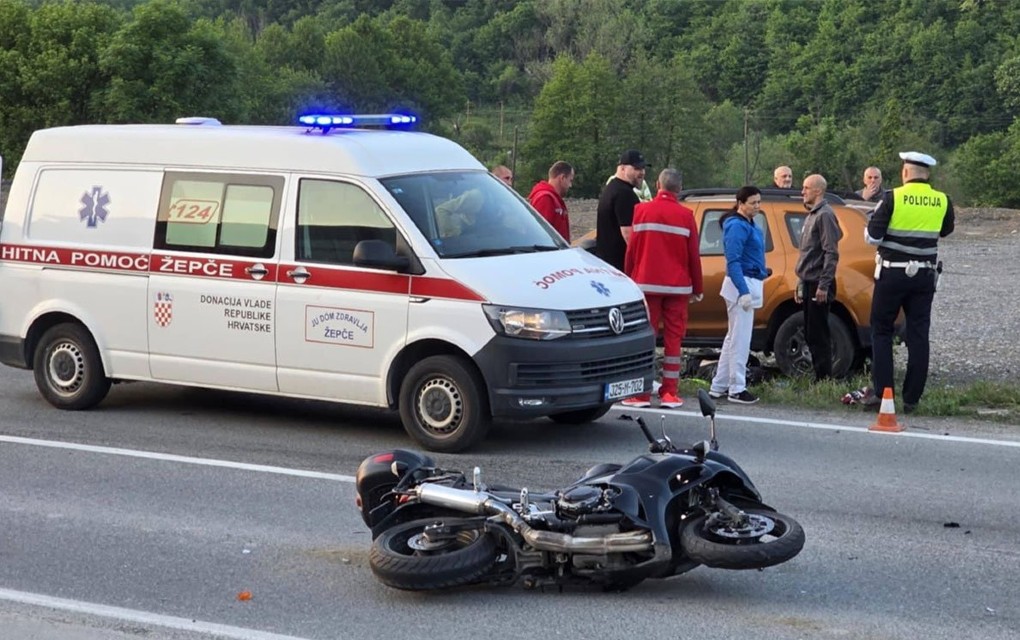 Teška nesreća: Učestvovala četiri automobila i četiri motocikla, poginula jedna osoba