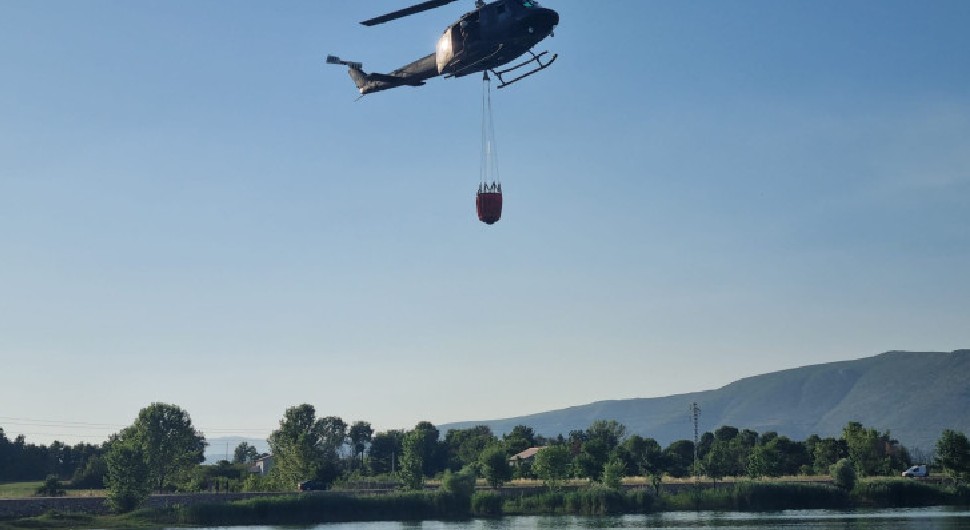 Veliki požar u Grudama, gasi ga helikopter