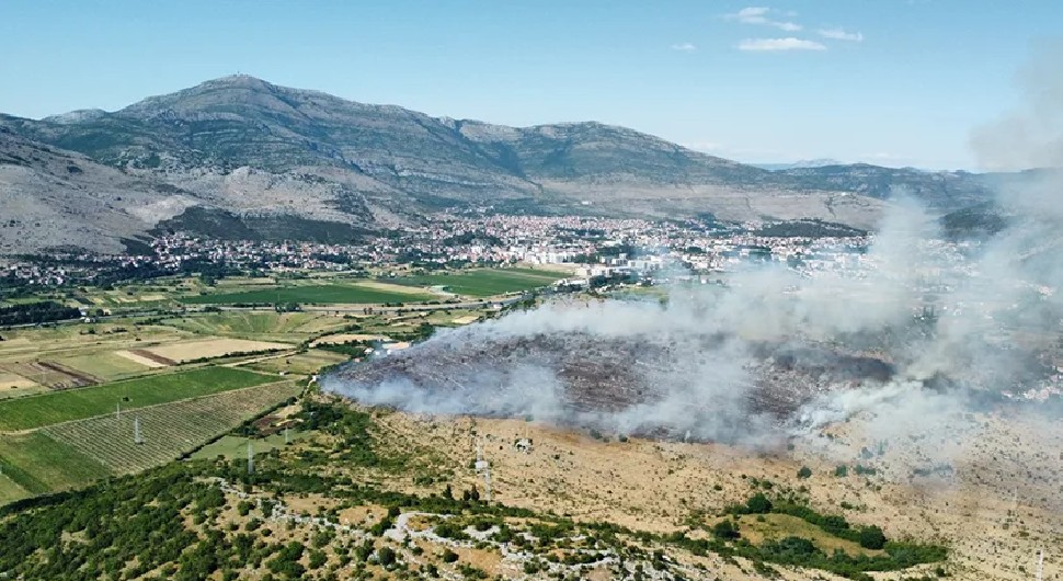 Građanima upućen apel: Veliki požar na brdu iznad Trebinja
