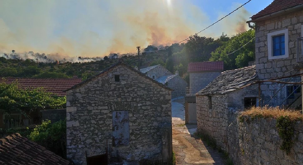 Alarmantna situacija u Trebinju – vatrogasci se grčevito bore