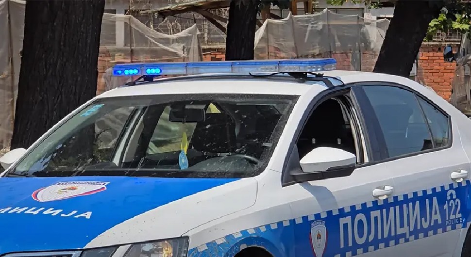 Policija zaustavila reno pa kod suvozača pronašla bombu