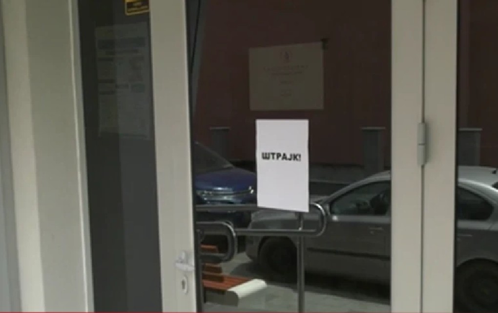 Radnici dječijeg vrtića „Čika Jova Zmaj“ i Centra za socijalni rad u štrajku
