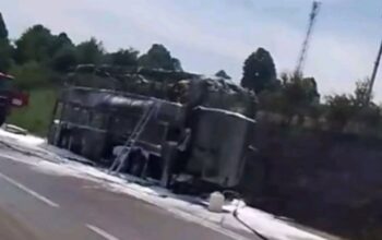 Zapalio se autobus pun đaka