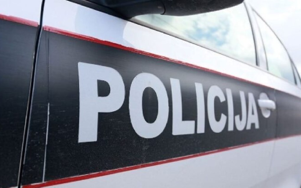 Drama u Sanskom Mostu: Automobil se zapalio, vatra oštetila i pekaru