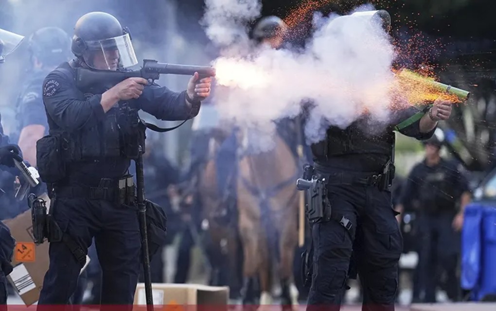 Los Anđeles tone u bezakonje: Vojska se sukobila sa demonstrantima, automobili gore u centru