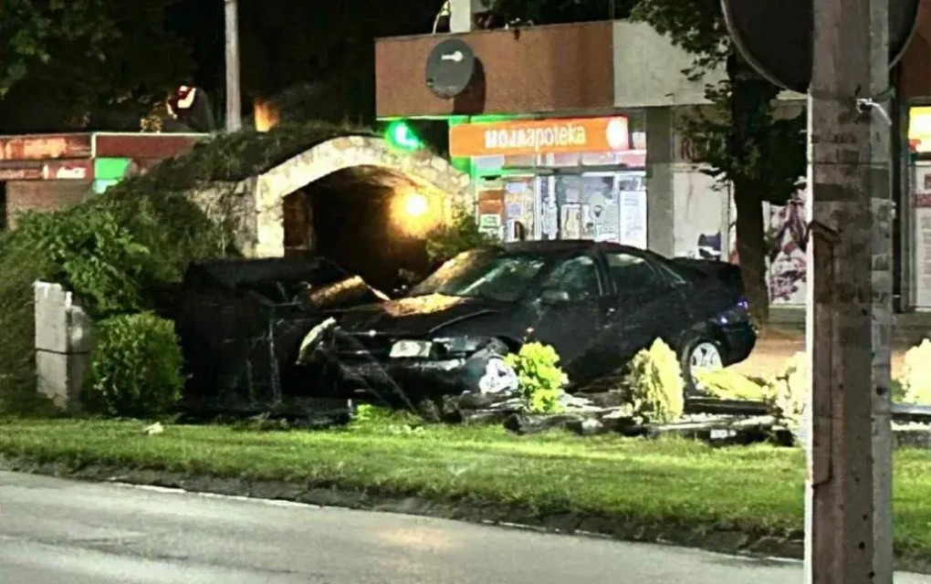 Teslić: “Audijem” sletio u kružni tok u centru grada
